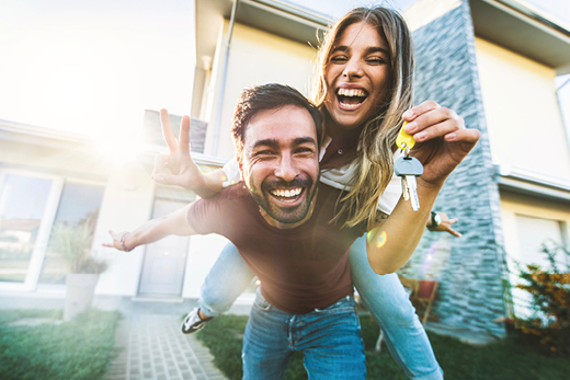 Haus Kaufen Paar mit Schlüssel
